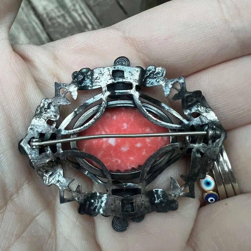 Vintage Floral Pin W/‎ Mottled Coral Colored Glass In The Middle & Around Brooch